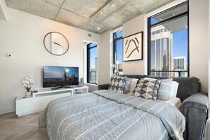 2 bedrooms, iron/ironing board, WiFi, bed sheets - Downtown Paradise Lodge - 2 beds, 2 baths, Sofa bed and Pool  (Calgary)