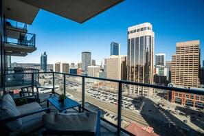 Property grounds - Downtown Paradise Lodge - 2 beds, 2 baths, Sofa bed and Pool  (Calgary)