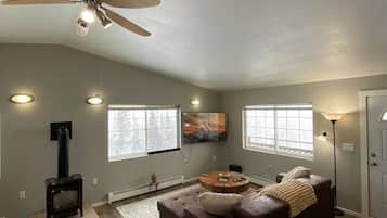 Smart-TV, Kamin, Bücher