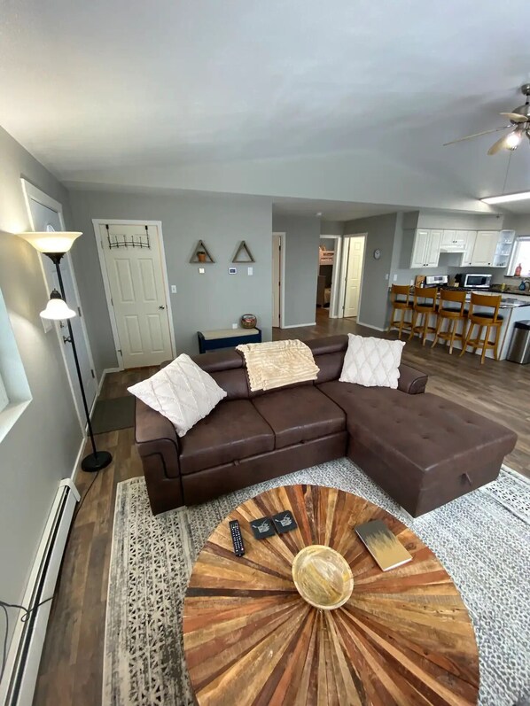 Smart TV, chimenea y libros 