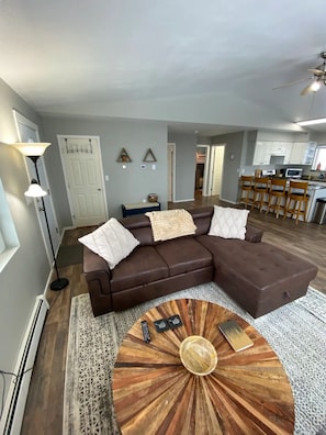 Älytelevisio, takka, kirjoja