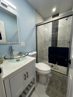 Een haardroger, handdoeken, zeep, toiletpapier