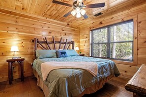 House, Multiple Beds, Hot Tub (Bobcat Lodge) | 2 bedrooms, individually decorated, individually furnished, free WiFi - Bobcat Den (Gatlinburg)