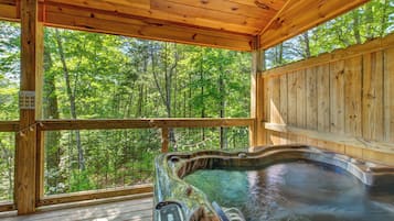 Hus, flere senger, spabadekar (Bobcat Lodge) | Utendørs boblebad