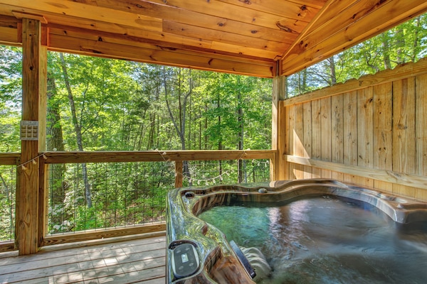 House, Multiple Beds, Hot Tub (Bobcat Lodge) | Outdoor spa tub