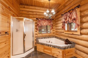 Hytte - flere senge - boblebad (Legend Crest Lodge) | Badeværelse | Boblebadekar, designertoiletartikler, hårtørrer, håndklæder