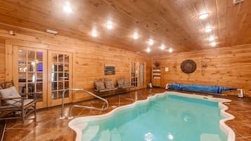 Kabin, Beberapa Tempat Tidur, jet tub (Legend Crest Lodge) | Kolam renang | Kolam renang indoor