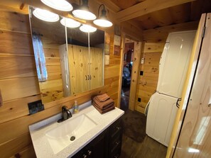 Cabaña, 1 cama Queen size, hidromasaje (Tiny Living) | Baño | Amenidades de baño de diseñador, secadora de cabello, toallas, jabón 