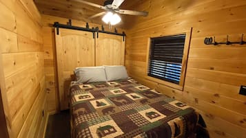 Kabin, 1 Tempat Tidur Queen, hot tub (Tiny Living) | 1 kamar tidur dan didekorasi berbeda-beda