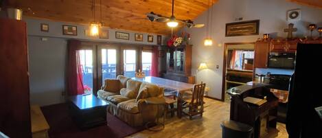 Cabane, plusieurs lits, bain à remous (Tree La City) | Coin séjour