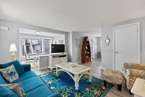 TV - 2 bedroom, 2 bath ocean view, direct beach access! (Old Orchard Beach)