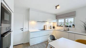 Een koelkast, een microgolfoven, een oven, een kookplaat