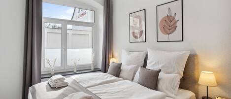 2 makuuhuonetta, työpöytä, silitysrauta/-lauta, vauvan matkasänky