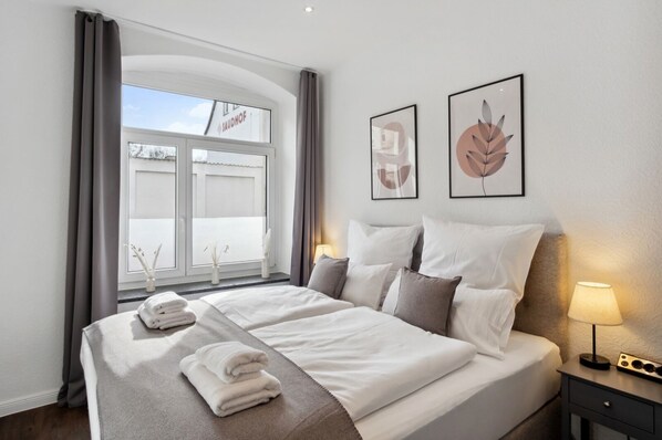 2 soverom, skrivebord, strykejern/-brett og reiseseng for barn