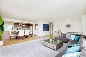 Smart TV - Luxury Home with 8 beds Hot Tub and an Awesome Deck! (Arvada)