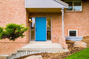 Exterior detail - Luxury Home with 8 beds Hot Tub and an Awesome Deck! (Arvada)