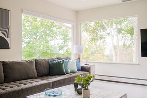 Smart TV - Luxury Home with 8 beds Hot Tub and an Awesome Deck! (Arvada)