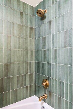 Douche, sèche-cheveux, bidet, serviettes fournies