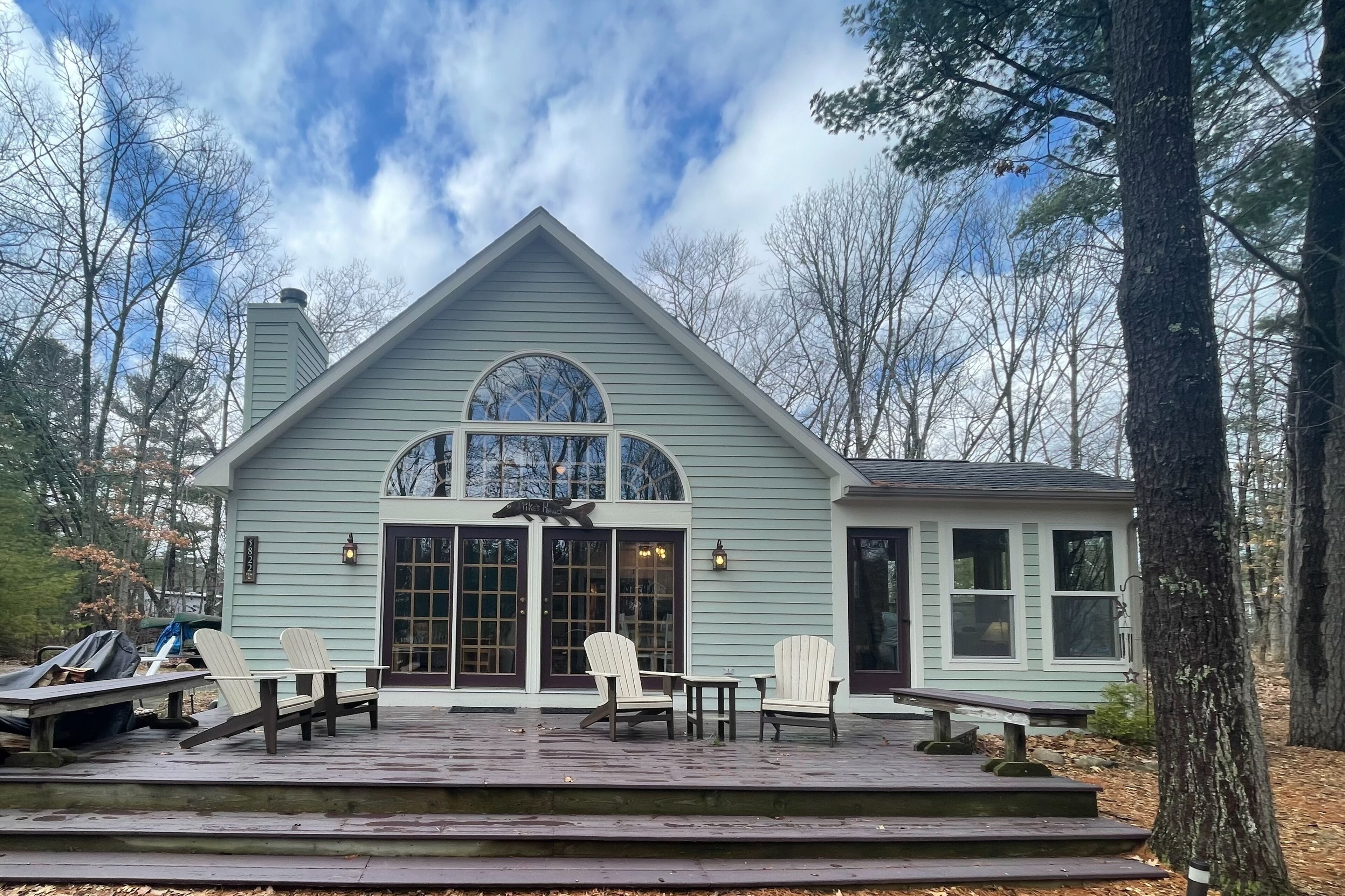 Spacious hideaway with WFH sunroom/office, fireplace & unbeatable location