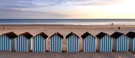 Vlak bij het strand, ligstoelen