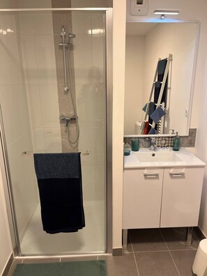 Doccia, asciugacapelli, asciugamani, sapone
