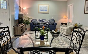 Smart TV - Walk to everything Rock Hall from this 1st floor apartment. Sleeps 4! (Rock Hall)