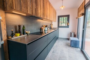 Fridge, microwave, oven, dishwasher - The Getaway, your temporary home away from home (Pals)