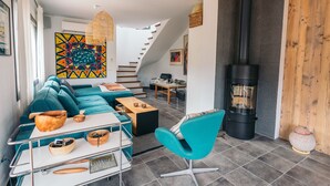 A modern living room with a sofa, coffee table, and a fireplace. - The Getaway, your temporary home away from home (Pals)