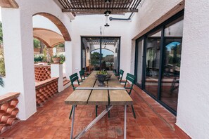 Outdoor dining - The Getaway, your temporary home away from home (Pals)