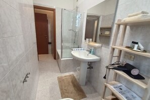 Hair dryer, bidet, towels, soap - casa Alice (Cernusco sul naviglio)