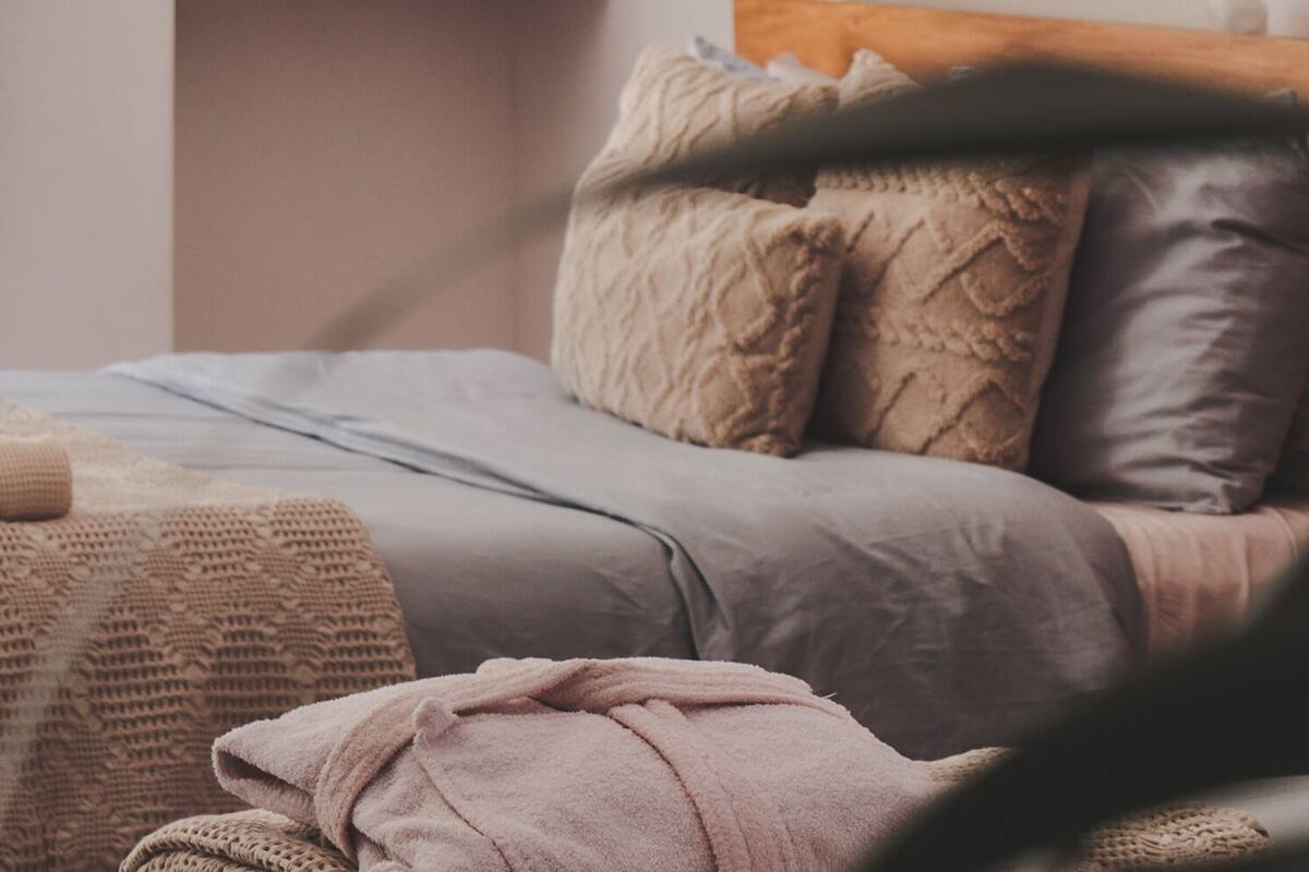 Kamar Comfort | Seprai katun Mesir, seprai premium, selimut bulu angsa, dan busa memori