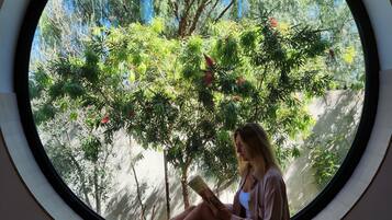 Loft de luna de miel, varias camas, para no fumadores, vista a la montaña | Área de sala de estar | Estación para reproductor de MP3, piso con calefacción y impresora