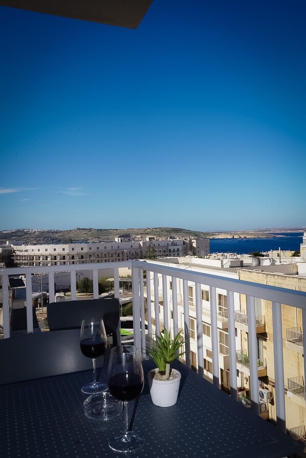 Outdoor dining - Centrally located, well equipped, stylish flat.with sea views
(St. Paul's Bay)