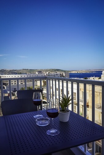 Centrally located, well equipped, stylish flat.with sea views 
