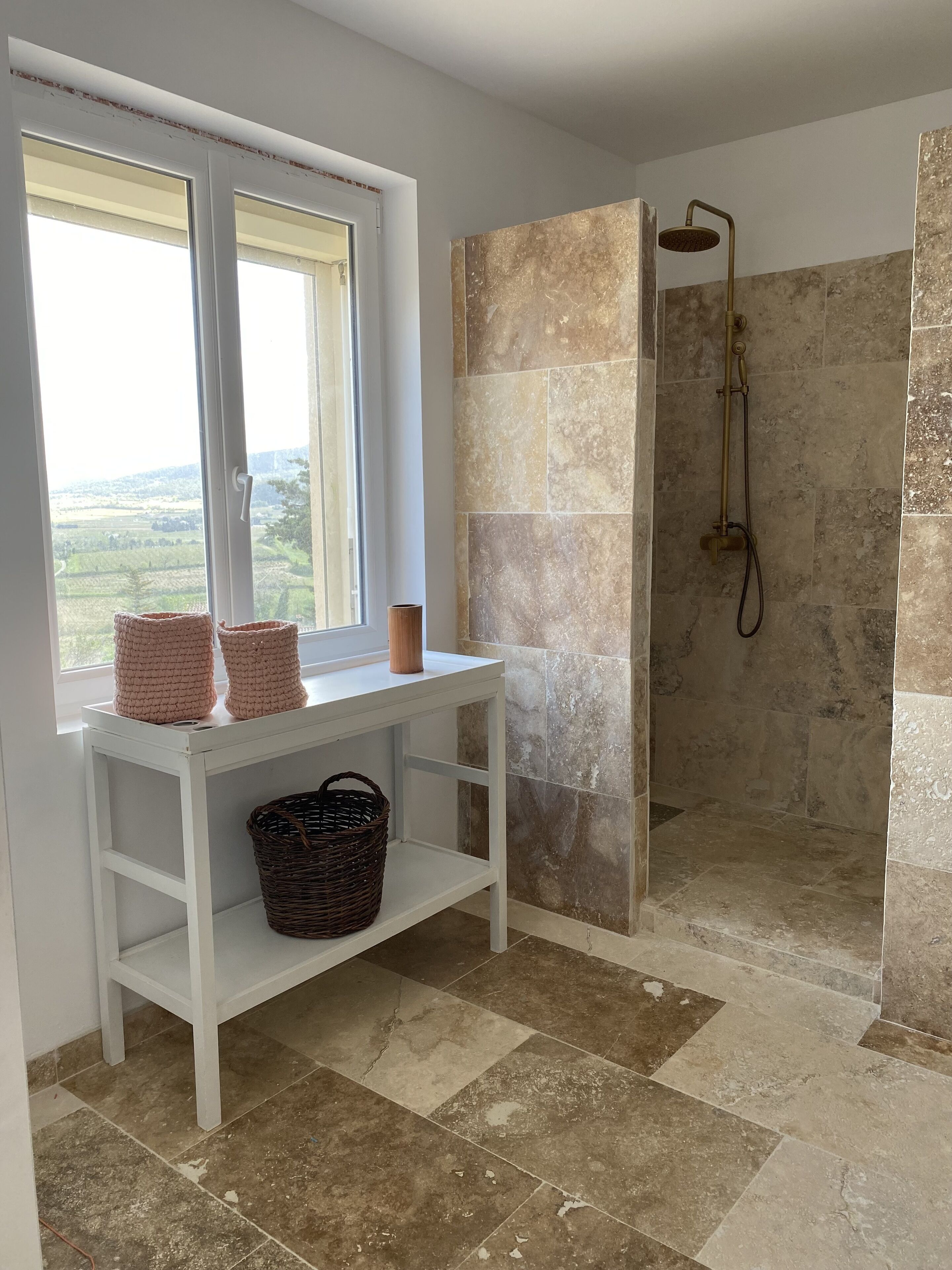 Douche, séchoir à cheveux, serviettes fournies, savon