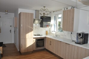 Horno, placa de cocina, lavavajillas y cafetera o tetera