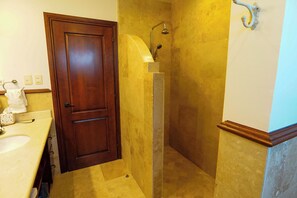 Serviettes fournies, savon, papier toilette
