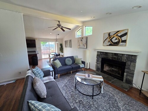 Beautiful, spacious 3 bedroom Napa Adjacent hideaway. Pet and family friendly 
