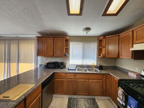 ثلاجة، ميكروويف، فرن، موقد طهي مسطح