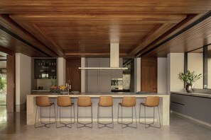 Kühlschrank, Mikrowelle, Ofen, Wasserkocher mit Kaffee-/Teezubehör