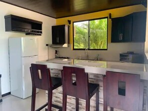 Refrigerador, microondas, parrilla de estufa y cafetera y tetera 