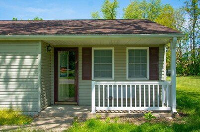 Charming and Tranquil 1BR in Colchester, IL