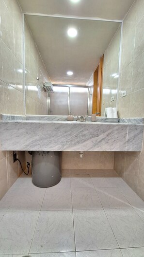 Haartrockner, Handtücher, Seife, Shampoo