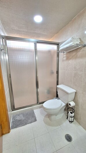 Haartrockner, Handtücher, Seife, Shampoo