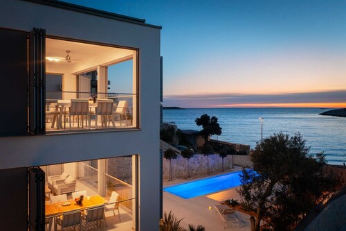 Villa Oro en bord de mer - sur la plage, avec piscine privée MAGNA