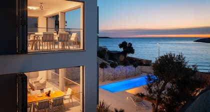 Villa Oro en bord de mer - sur la plage, avec piscine privée MAGNA