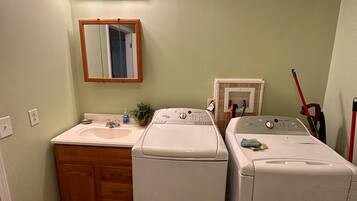 SĂšche-cheveux, serviettes fournies, savon, papier toilette