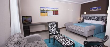 Junior Suite, 1 Queen Bed with Sofa bed, Private Bathroom | Premium bedding, minibar, laptop workspace, free cots/infant beds