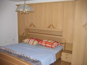 Family Apartment, 1 Bedroom | Free WiFi, bed sheets - Lantana ex.Vila Americana (Karlobag)
