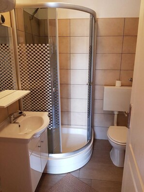 Serviettes fournies, savon, papier toilette